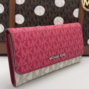 MICHAEL KORS Jet Set Travel Signature Logo Tri-Fold Wallet
DARK RASPBERRY MULTI